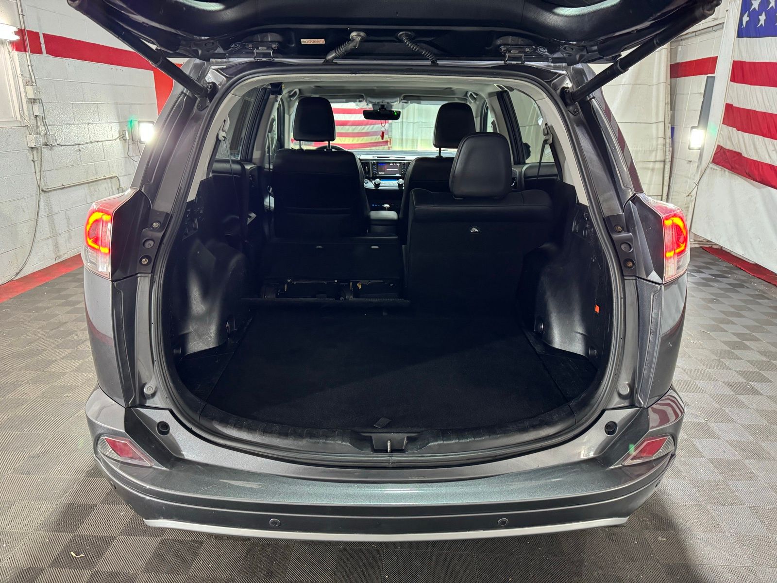 Vehicle image 15 of 28