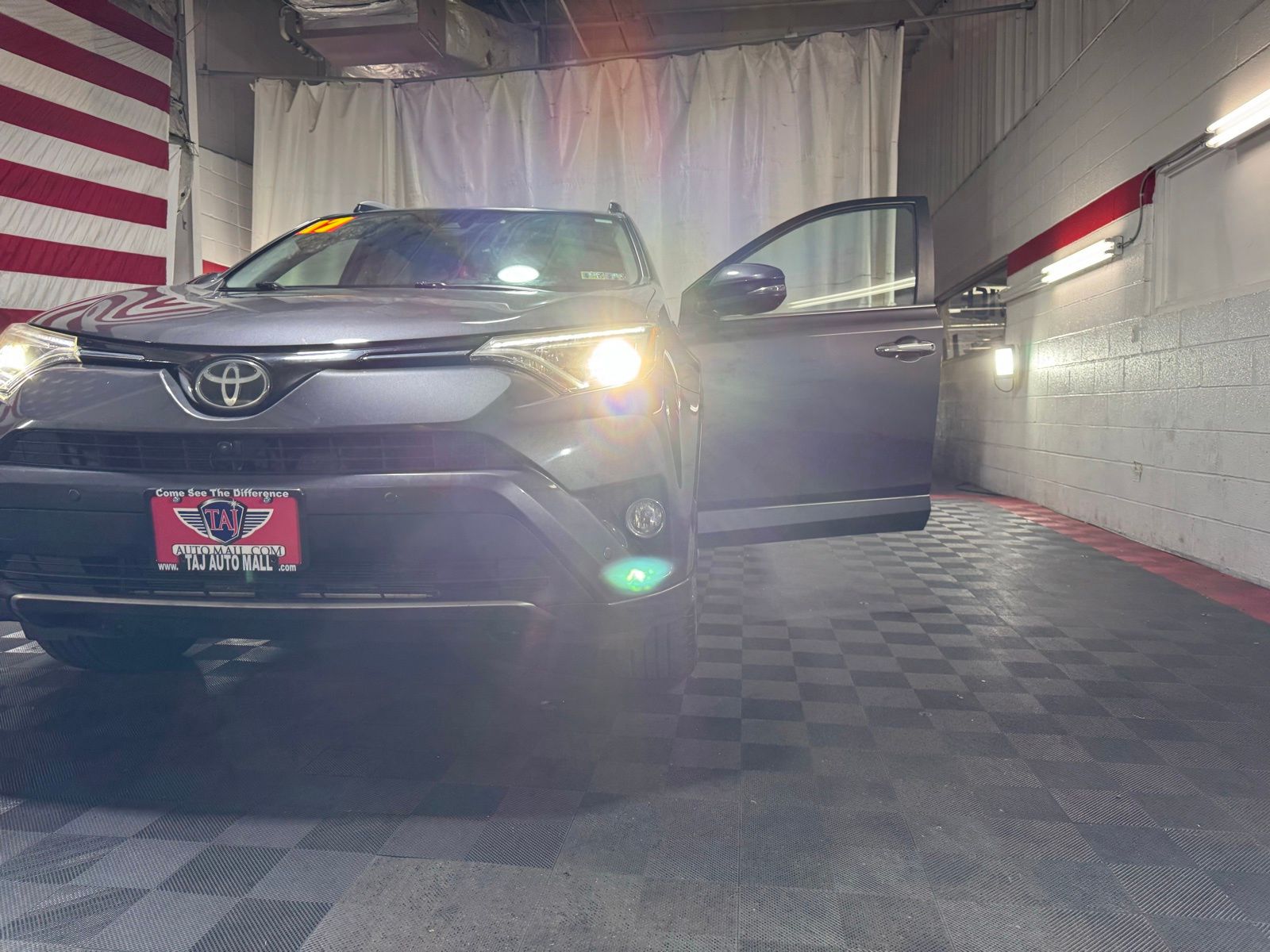 Vehicle image 27 of 28