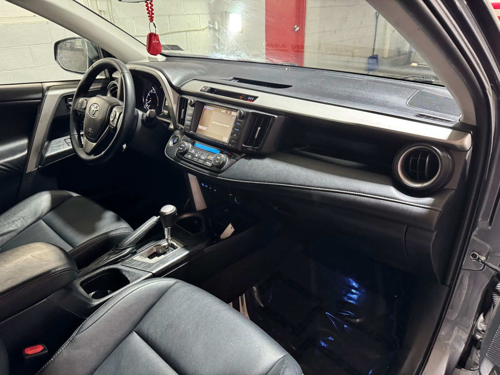 Vehicle image 14 of 28