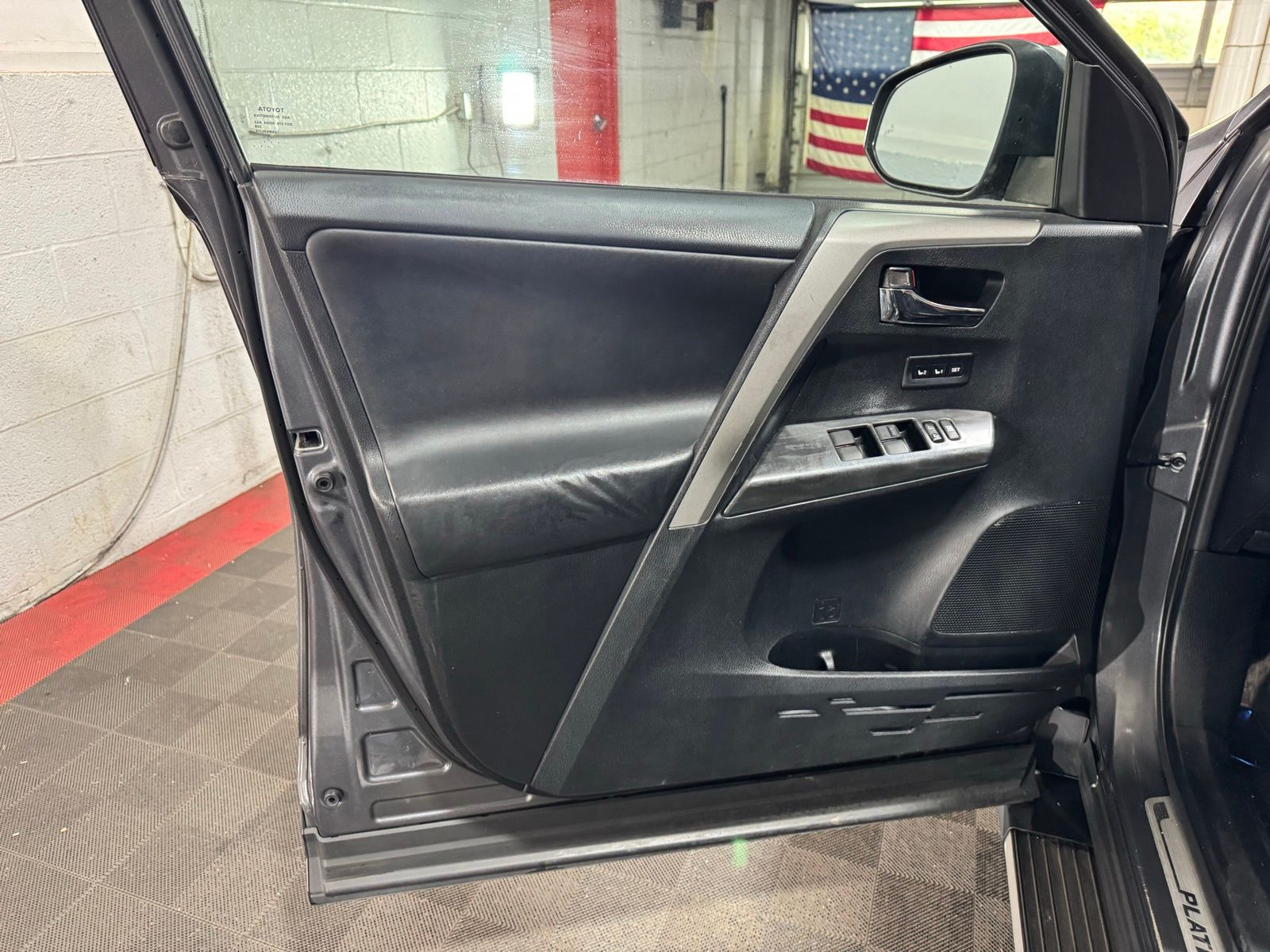 Vehicle image 9 of 28