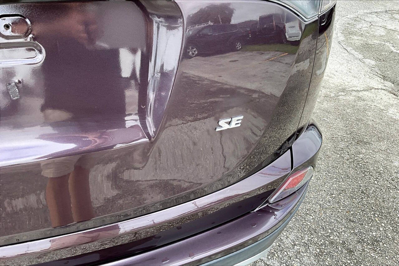 Vehicle image 10 of 32