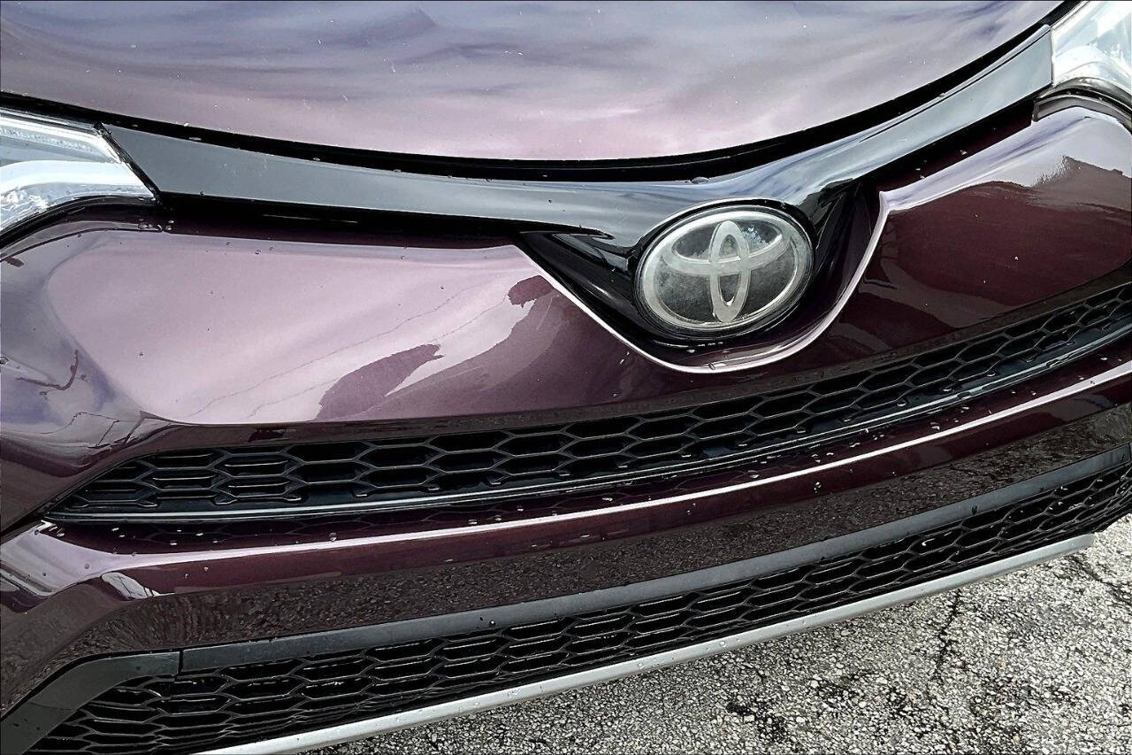 Vehicle image 28 of 32
