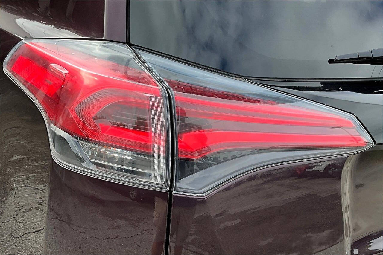 Vehicle image 27 of 32