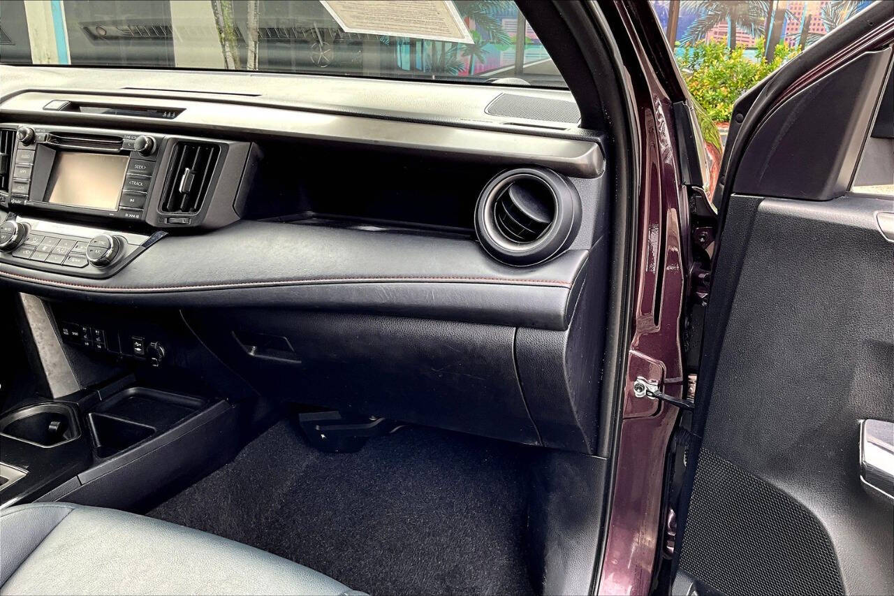 Vehicle image 14 of 32