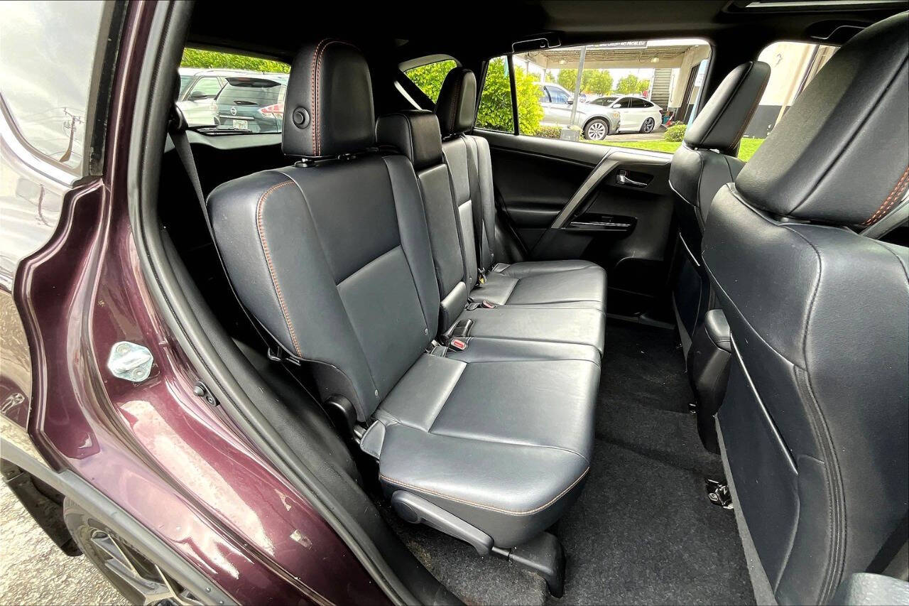 Vehicle image 25 of 32