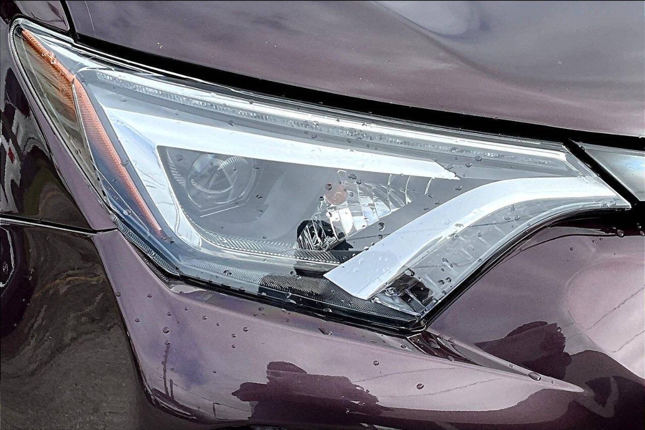 Vehicle image 26 of 32