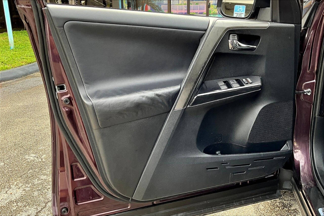 Vehicle image 21 of 32