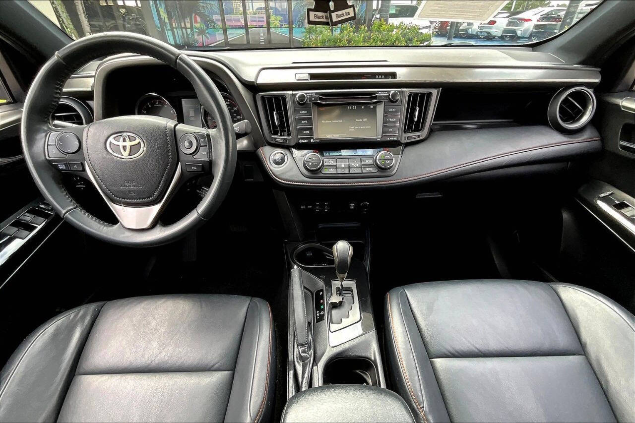 Vehicle image 13 of 32