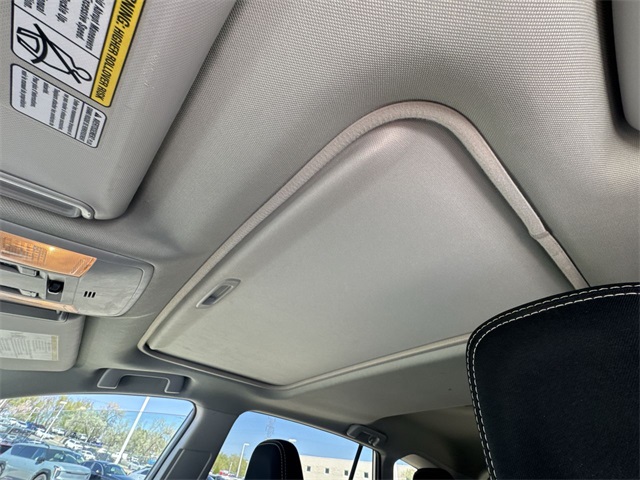 Vehicle image 21 of 25