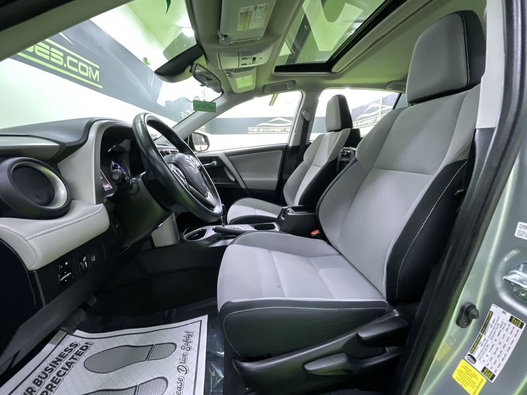 Vehicle image 17 of 30