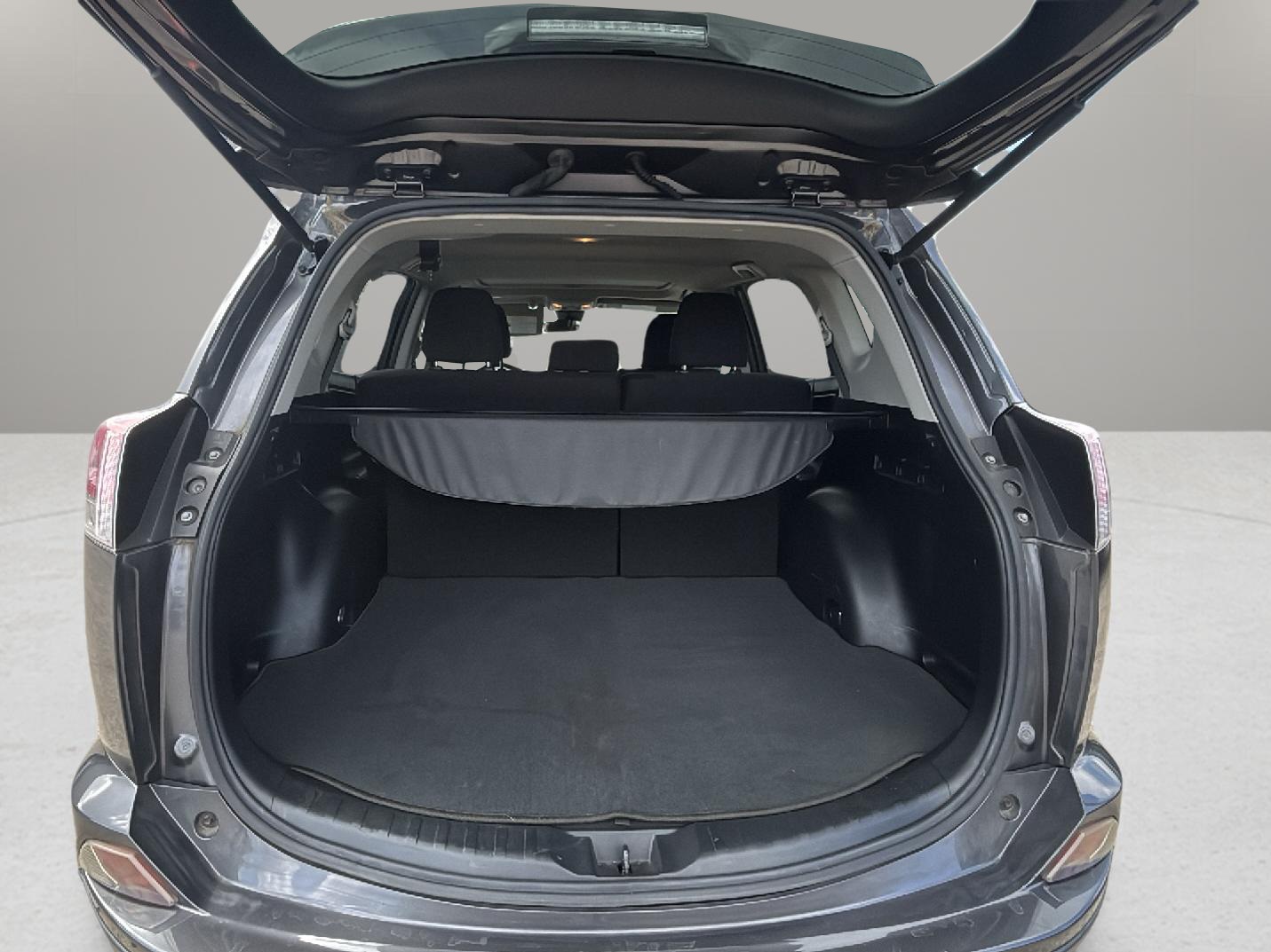 Vehicle image 18 of 22