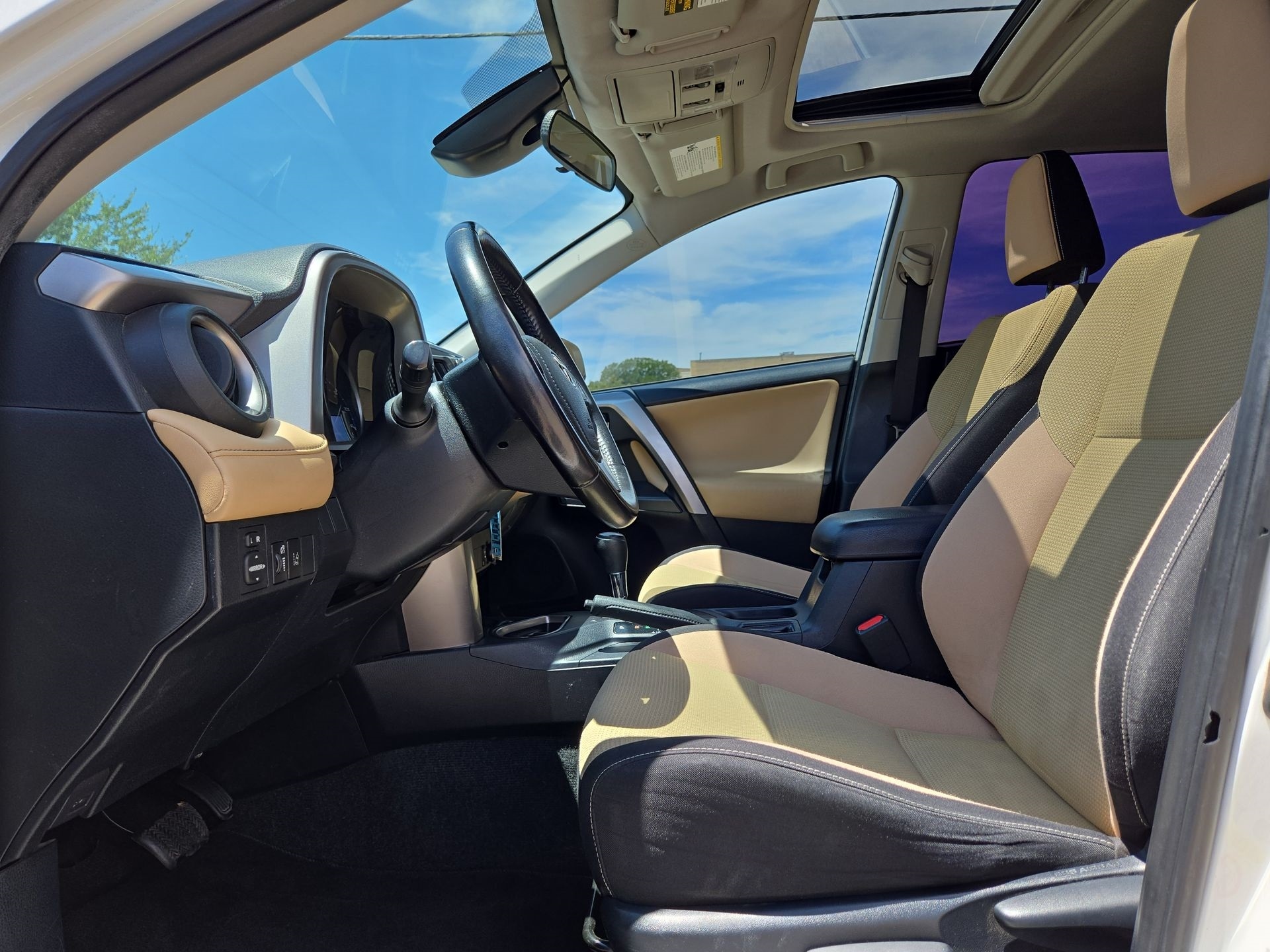 Vehicle image 14 of 22