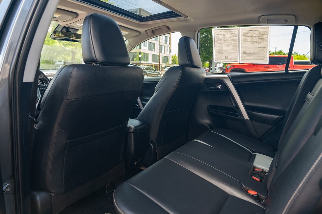 Vehicle image 21 of 25