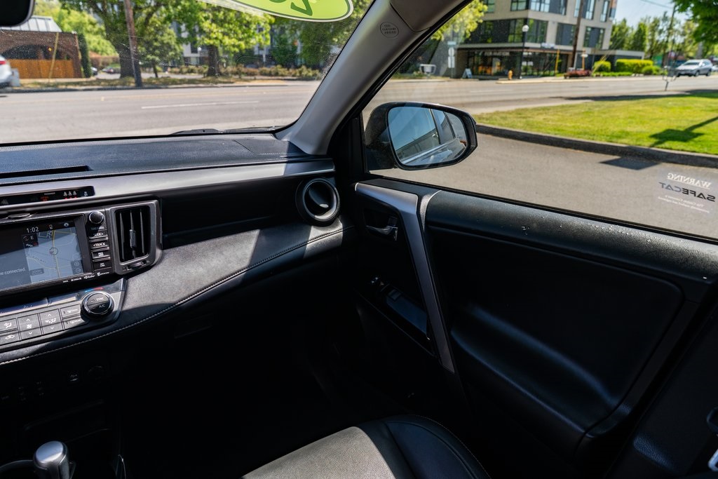 Vehicle image 10 of 25