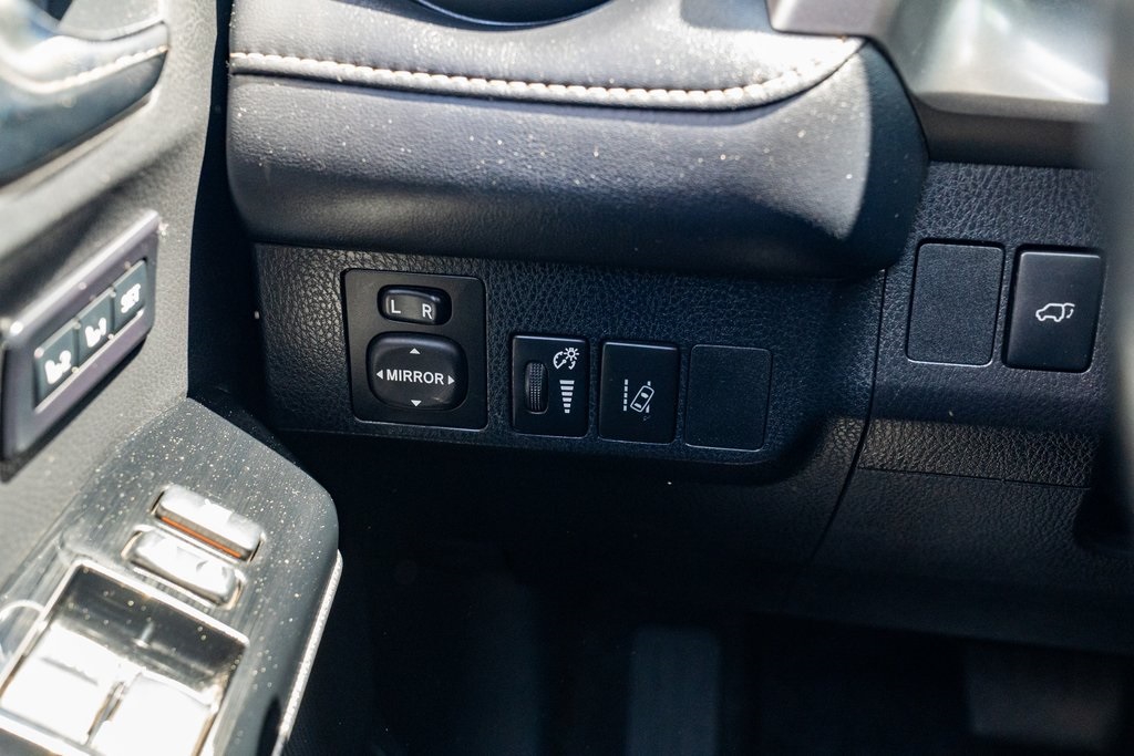 Vehicle image 13 of 25