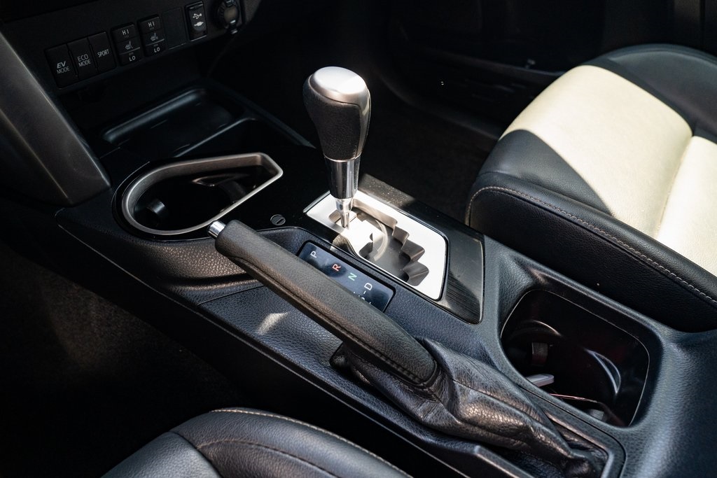 Vehicle image 16 of 25
