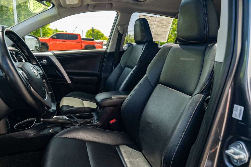 Vehicle image 18 of 25