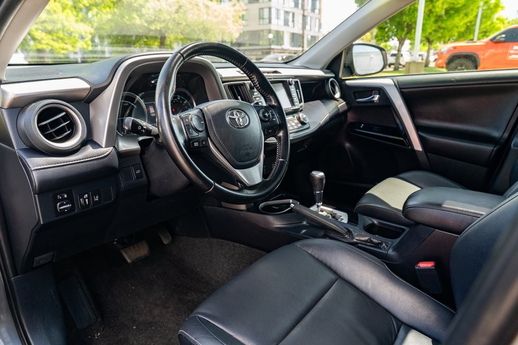 Vehicle image 19 of 25