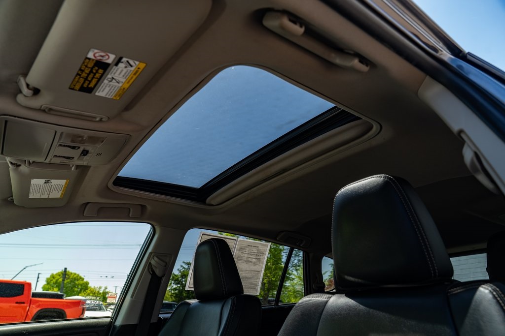Vehicle image 17 of 25
