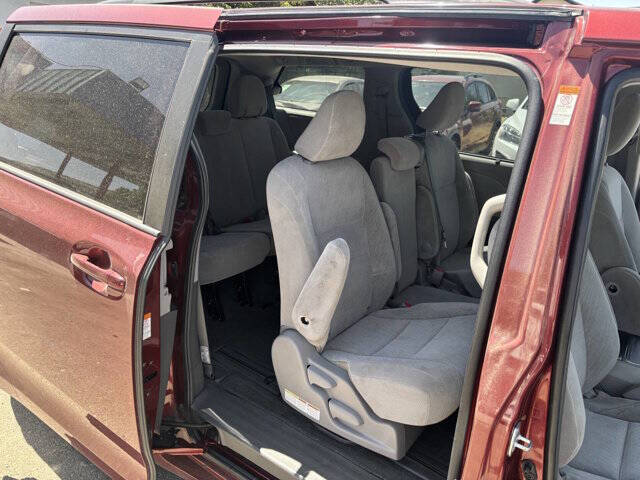 Vehicle image 21 of 24
