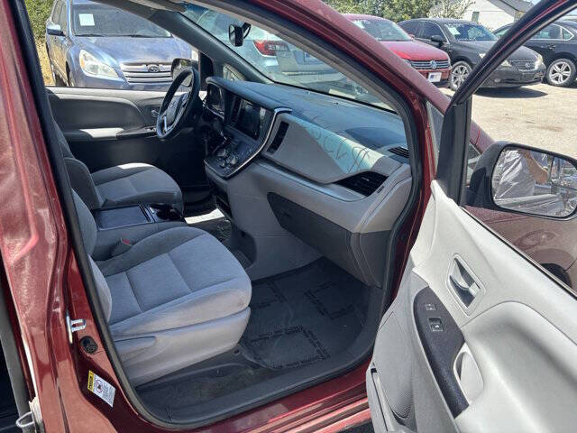 Vehicle image 19 of 24