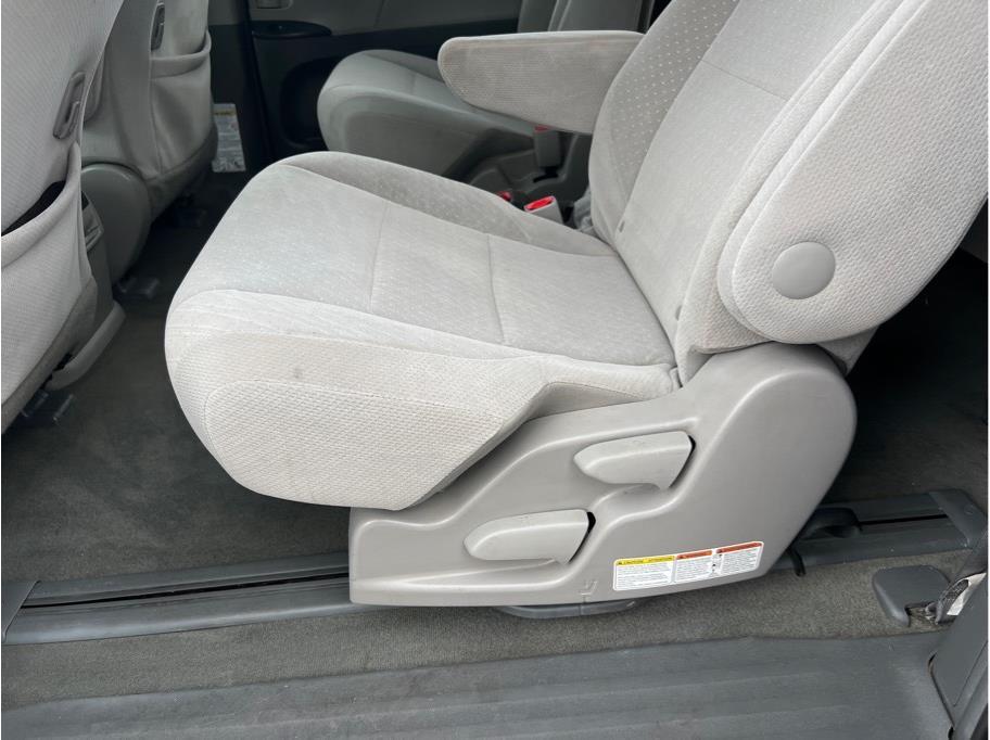 Vehicle image 21 of 29