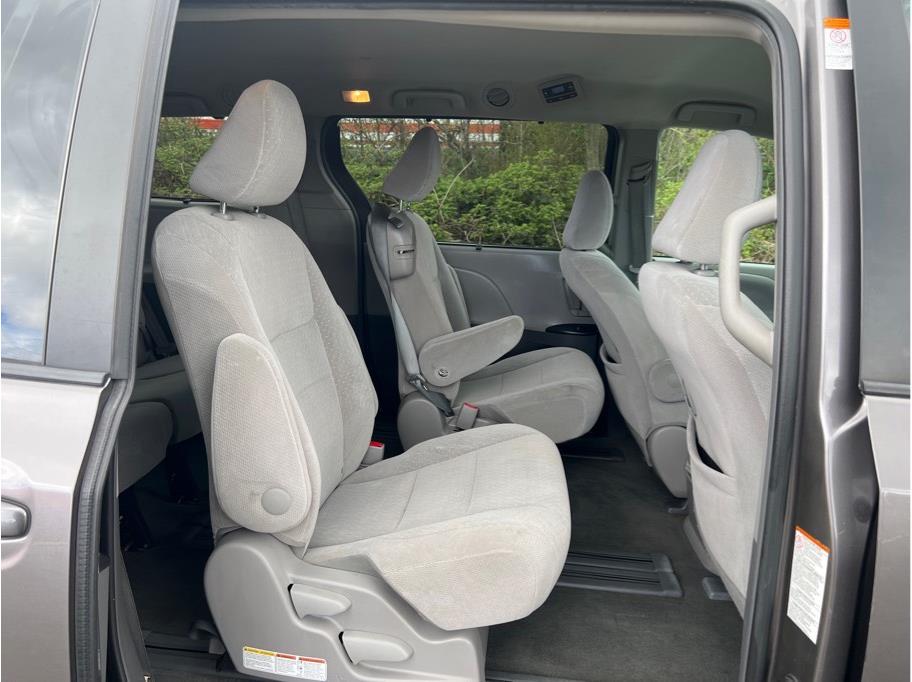 Vehicle image 25 of 29