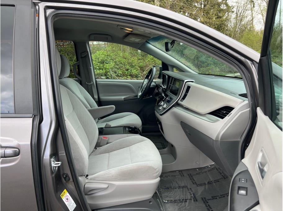 Vehicle image 27 of 29