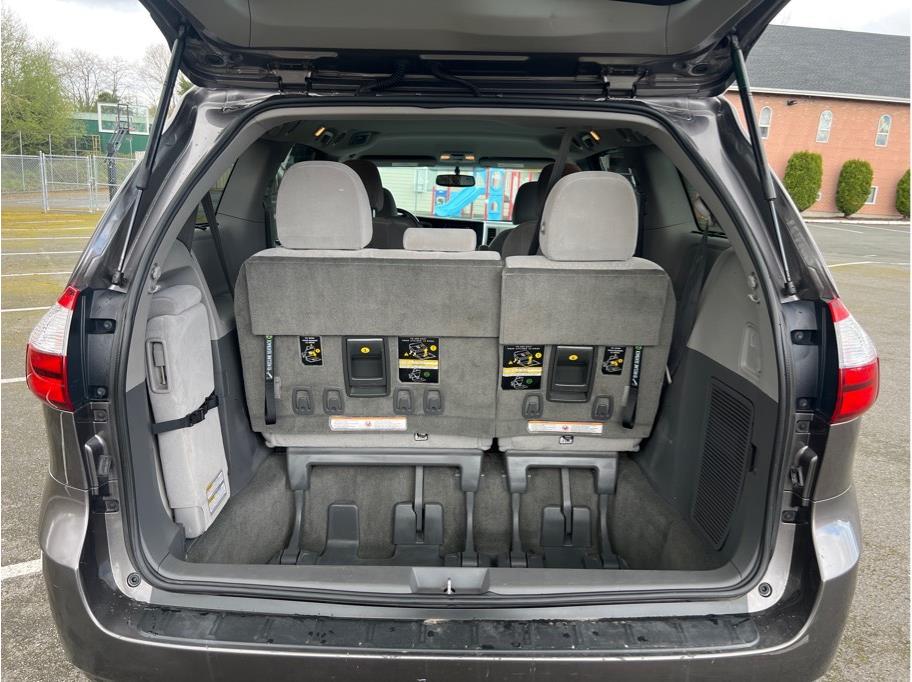 Vehicle image 23 of 29