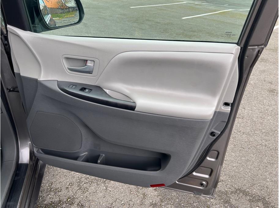Vehicle image 28 of 29
