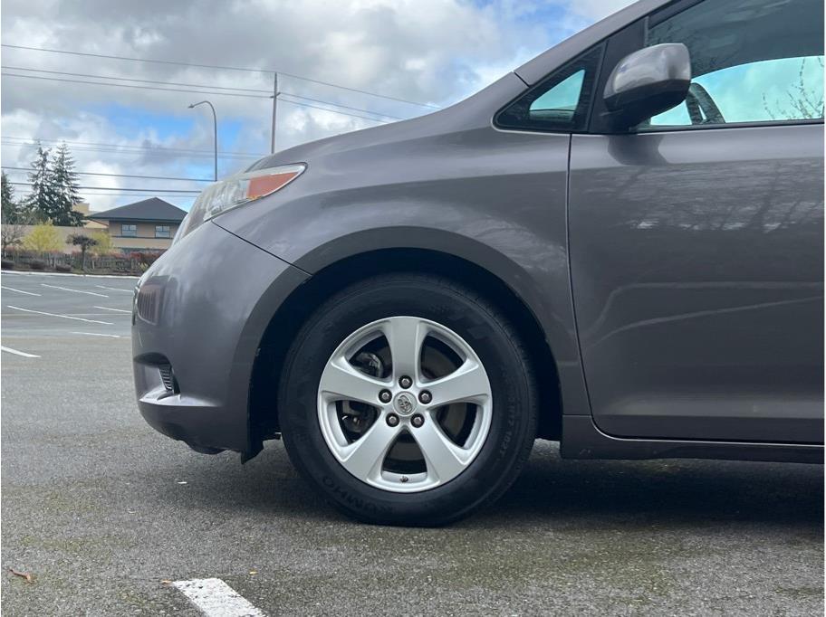 Vehicle image 6 of 29