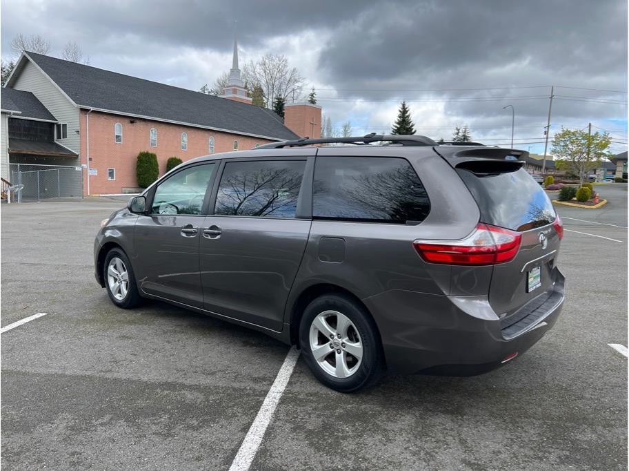 Vehicle image 4 of 29