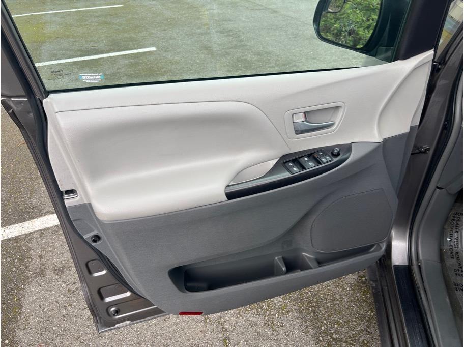 Vehicle image 9 of 29
