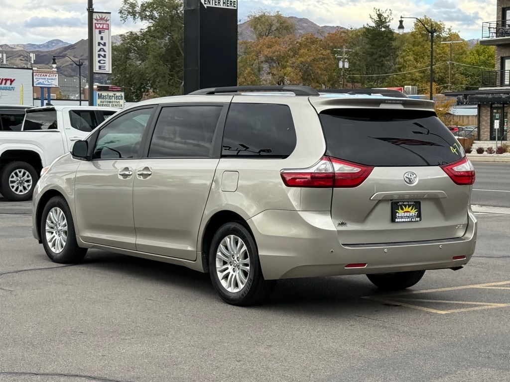 2017 Toyota Sienna Image 7 of 32