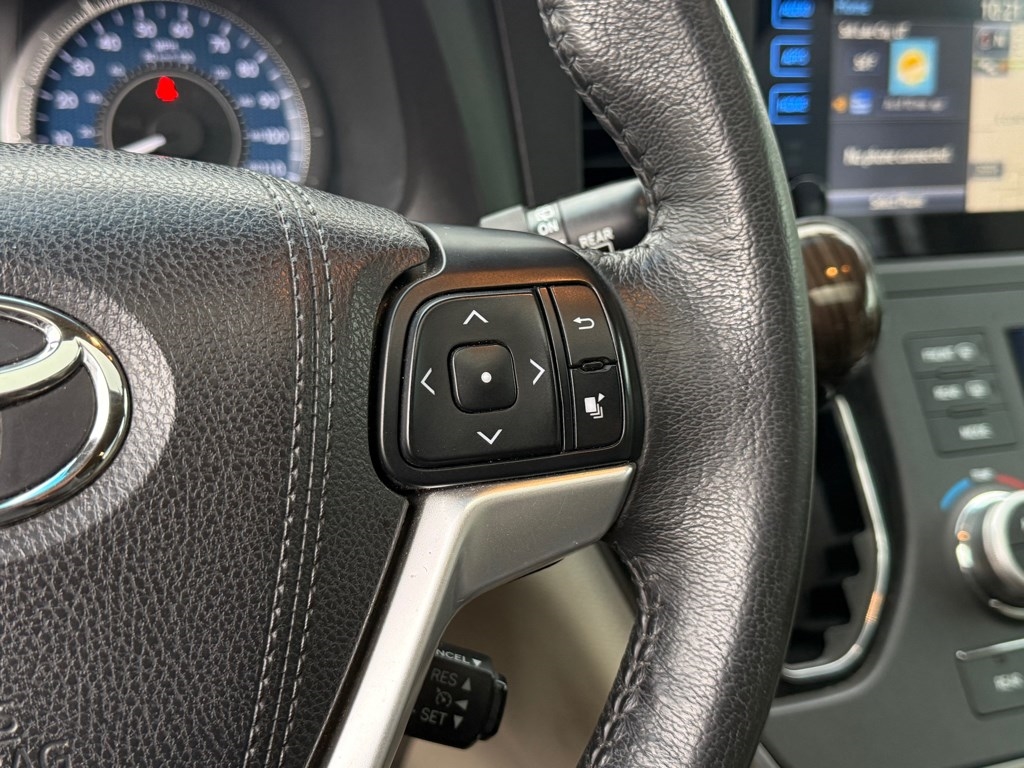 2017 Toyota Sienna Image 19 of 32