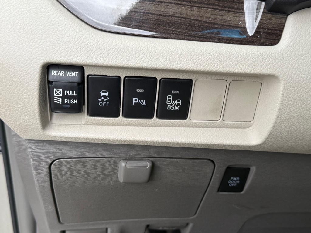 2017 Toyota Sienna Image 30 of 32