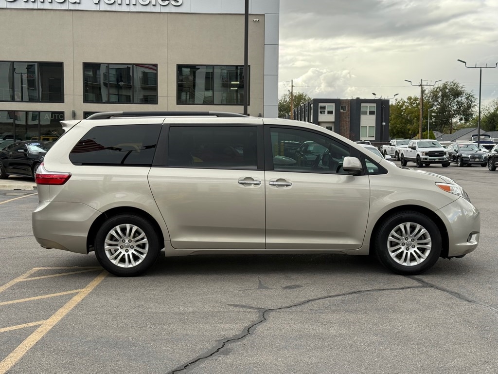 2017 Toyota Sienna Image 4 of 32