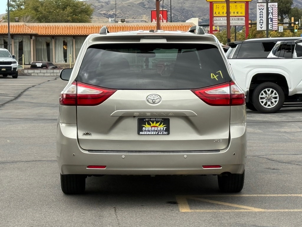 2017 Toyota Sienna Image 6 of 32