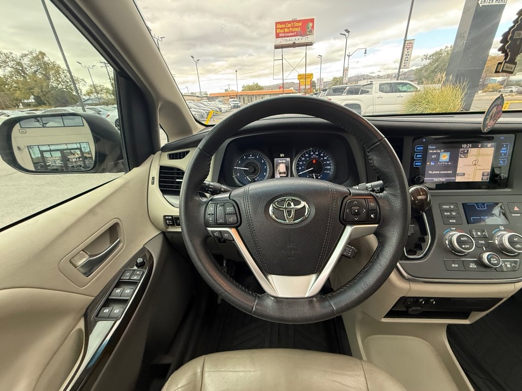 2017 Toyota Sienna Image 17 of 32