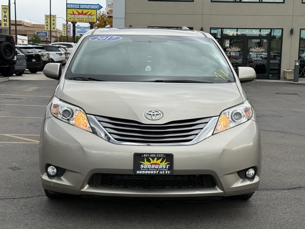 2017 Toyota Sienna Image 3 of 32