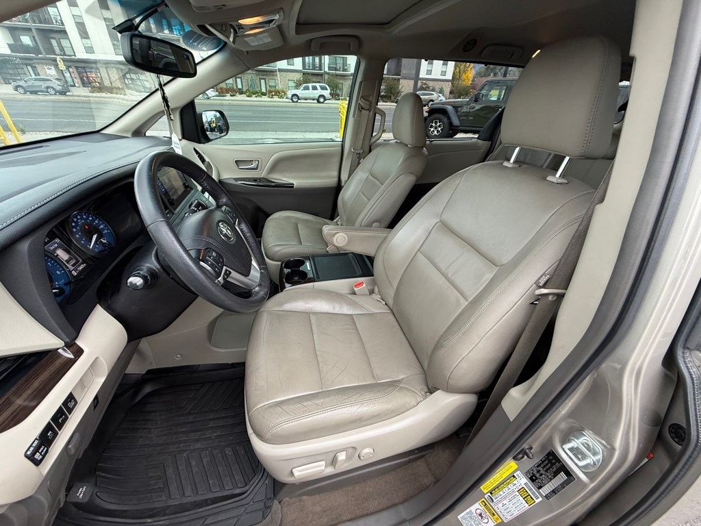 2017 Toyota Sienna Image 13 of 32
