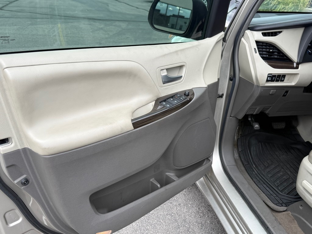 2017 Toyota Sienna Image 29 of 32