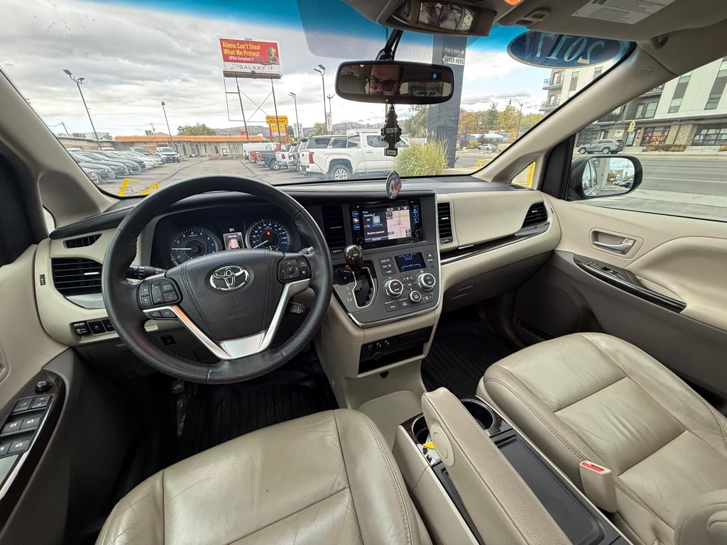2017 Toyota Sienna Image 16 of 32