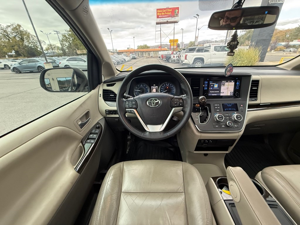 2017 Toyota Sienna Image 14 of 32