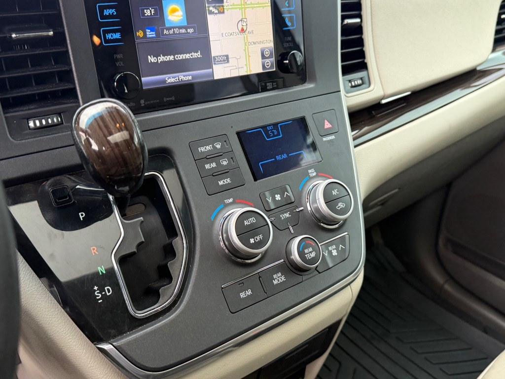 2017 Toyota Sienna Image 25 of 32