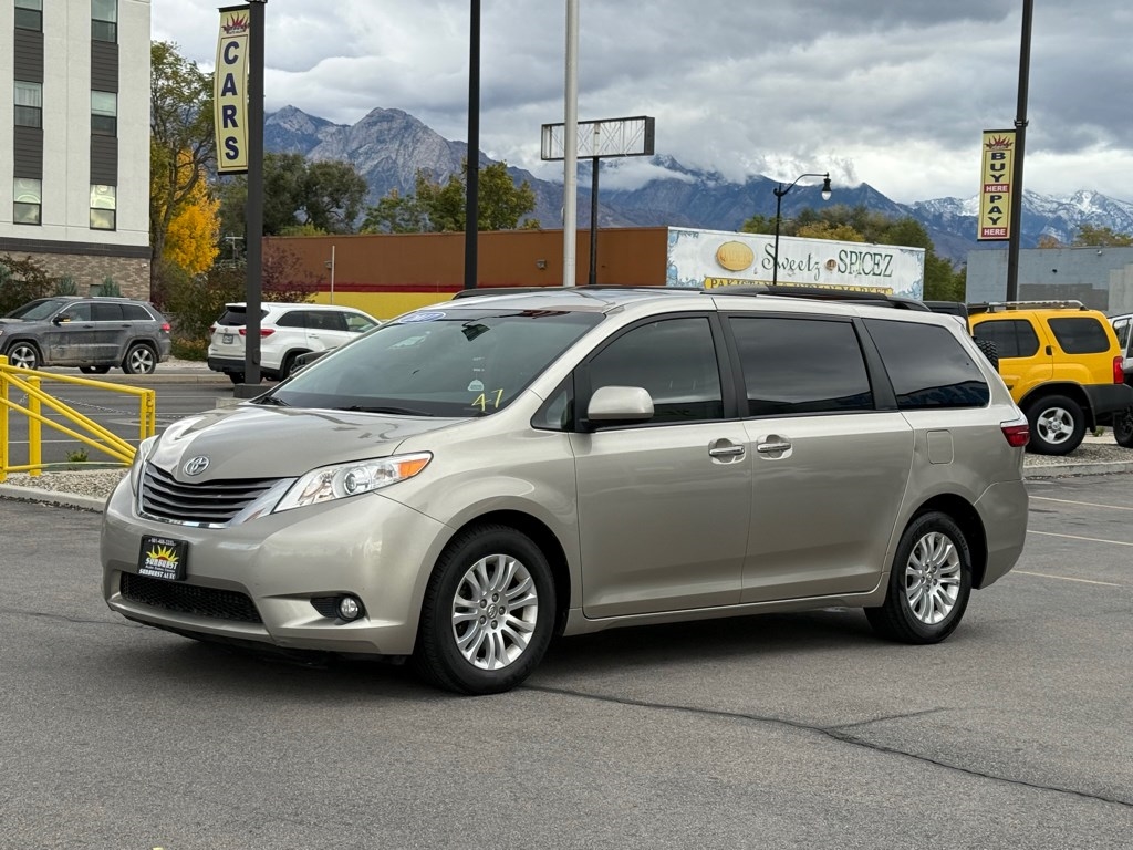 2017 Toyota Sienna Image 1 of 32