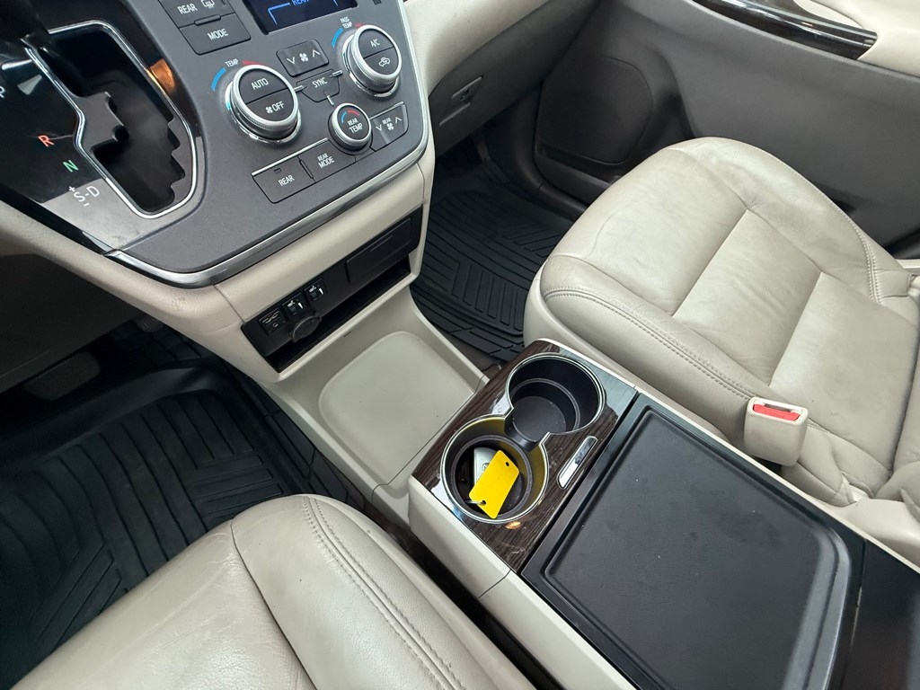 2017 Toyota Sienna Image 23 of 32