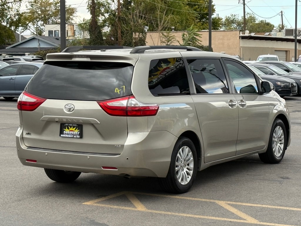 2017 Toyota Sienna Image 5 of 32