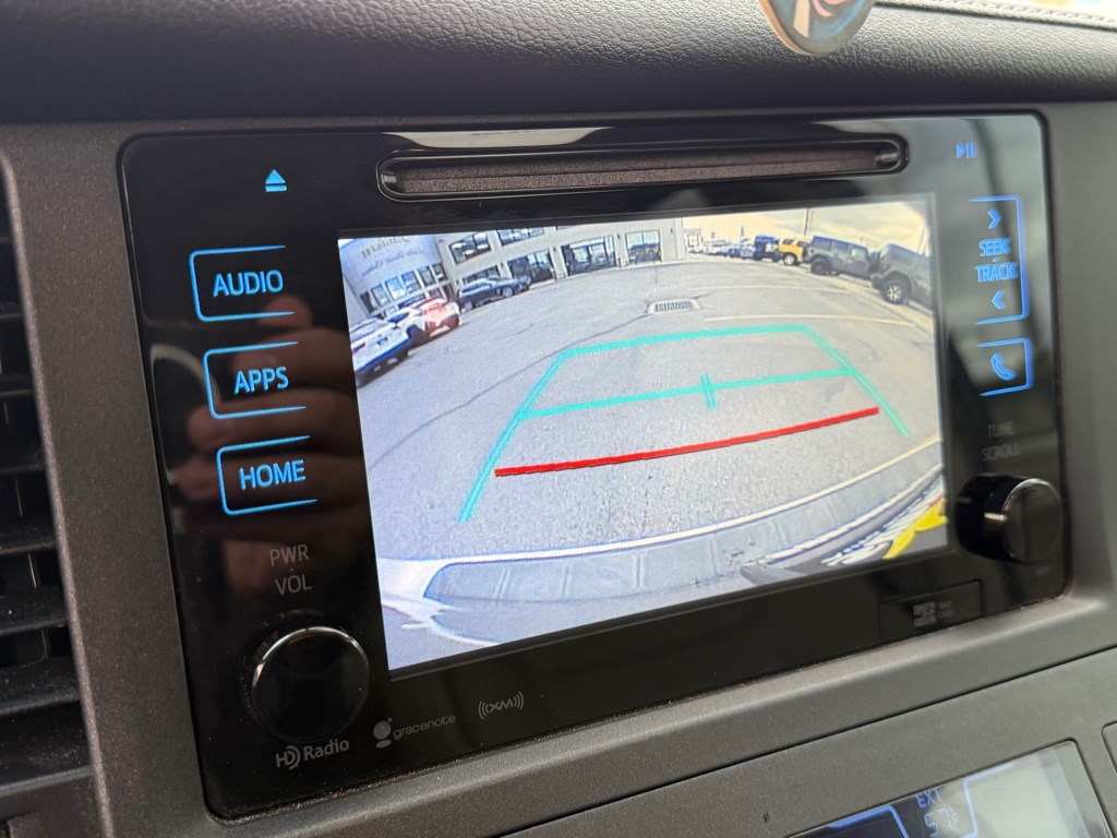 2017 Toyota Sienna Image 22 of 32