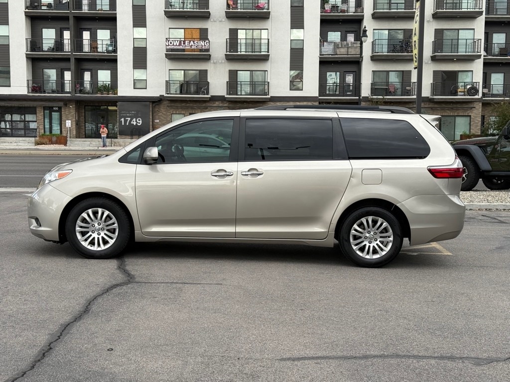 2017 Toyota Sienna Image 8 of 32